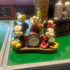 Walt Disney World Best Friends Quartz Clock Mickey Minnie Donald Goofy Pluto